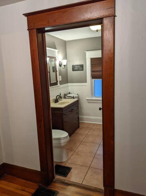 Large Bakery Apartment - Central Downtown Location Fredonia Екстериор снимка