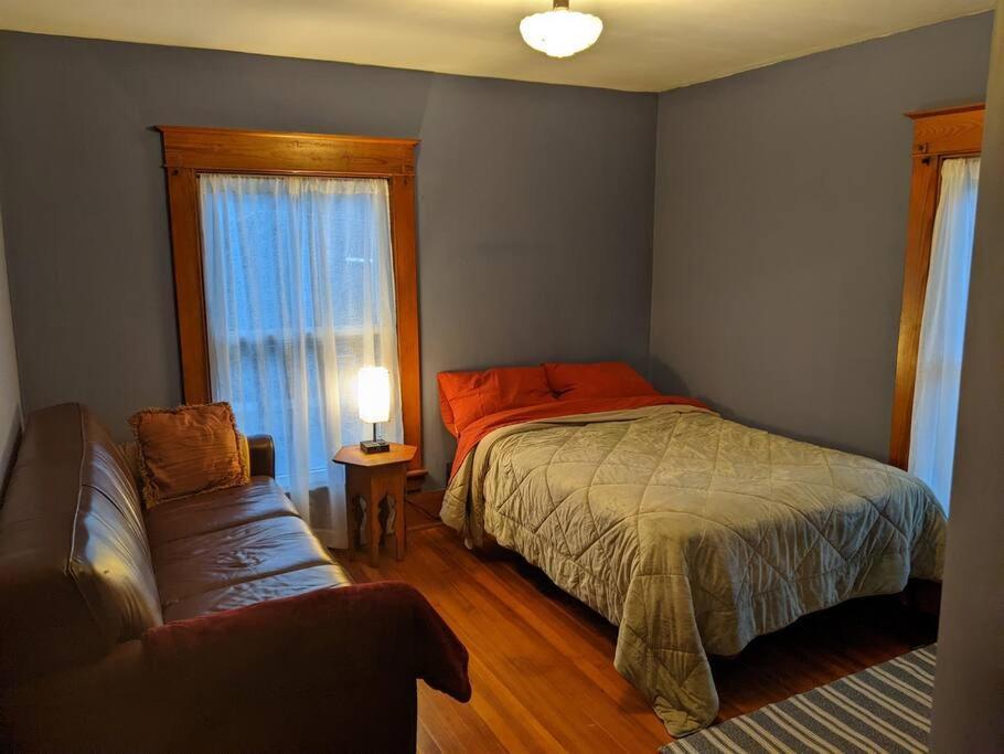 Large Bakery Apartment - Central Downtown Location Fredonia Екстериор снимка