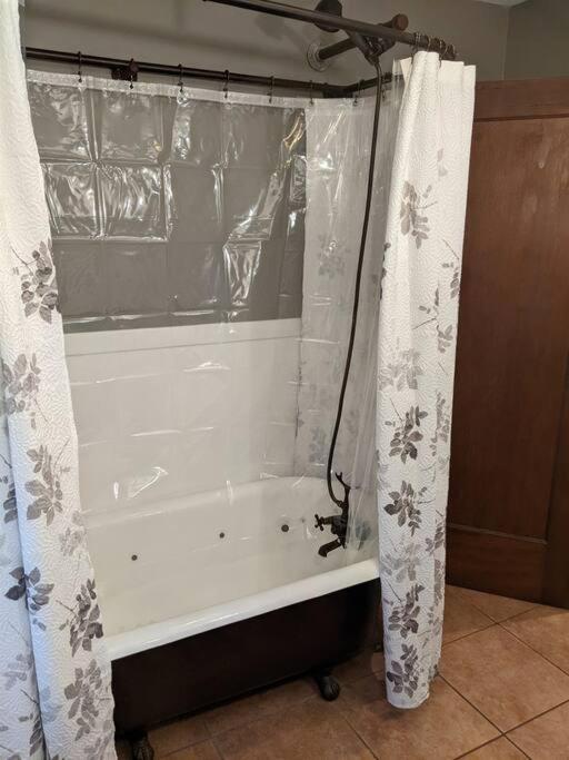 Large Bakery Apartment - Central Downtown Location Fredonia Екстериор снимка
